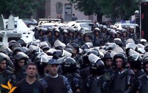Протестующие не хотят покидать проспект Баграмяна