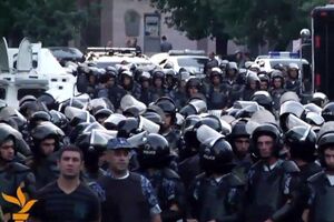 Протестующие не хотят покидать проспект Баграмяна