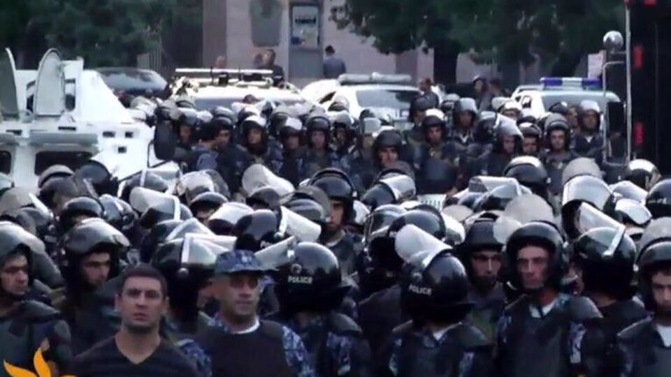 Протестующие не хотят покидать проспект Баграмяна