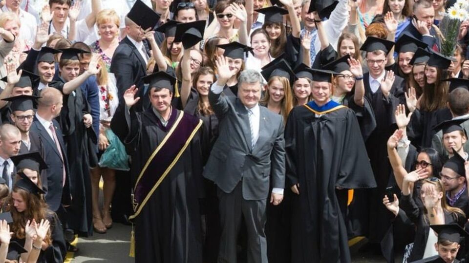 Президент Украины Петр Порошенко в День молодежи посетил Киево-Могилянскую академию