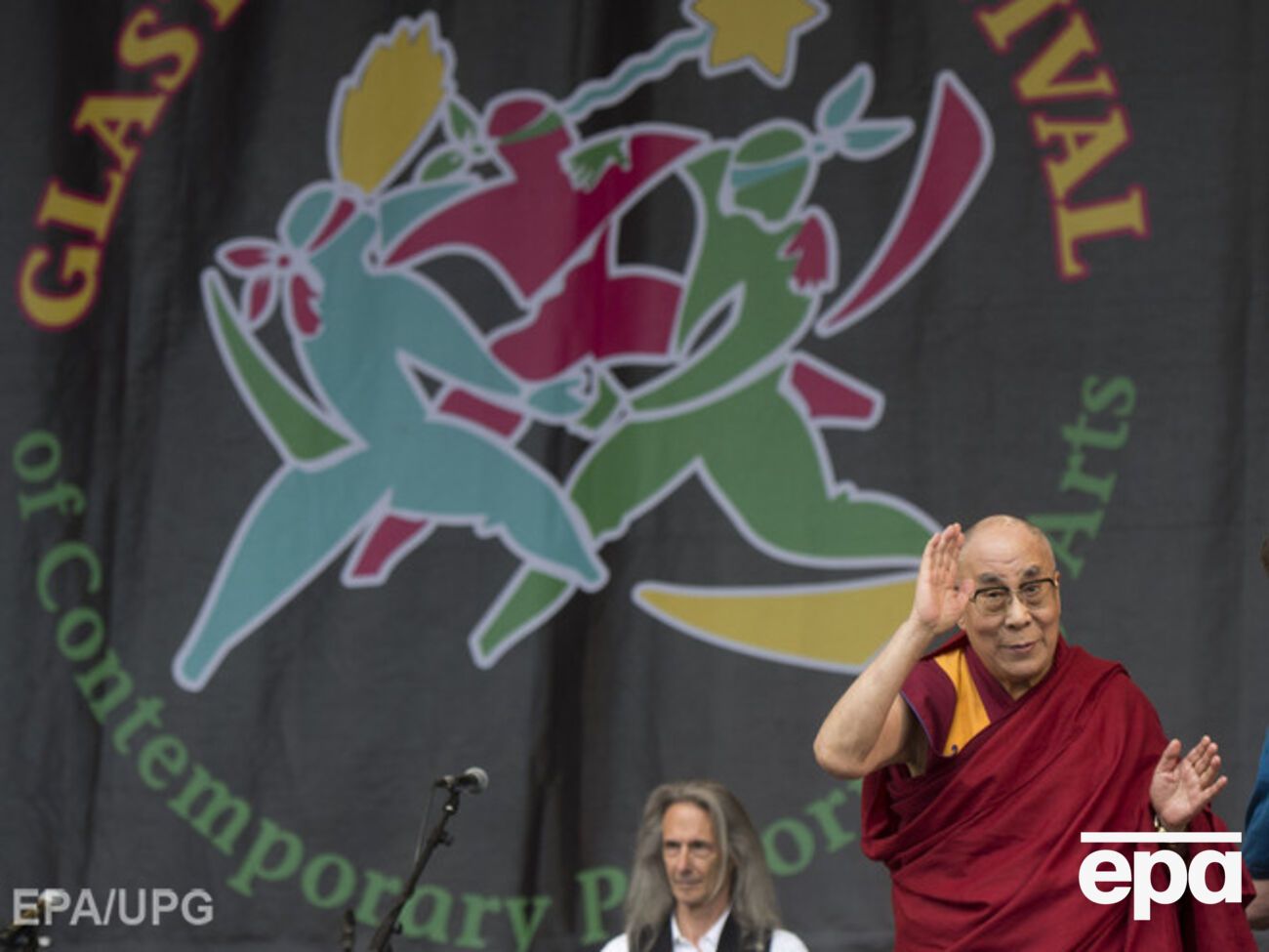 Далай-лама посетил рок-фестиваль в Гластонбери