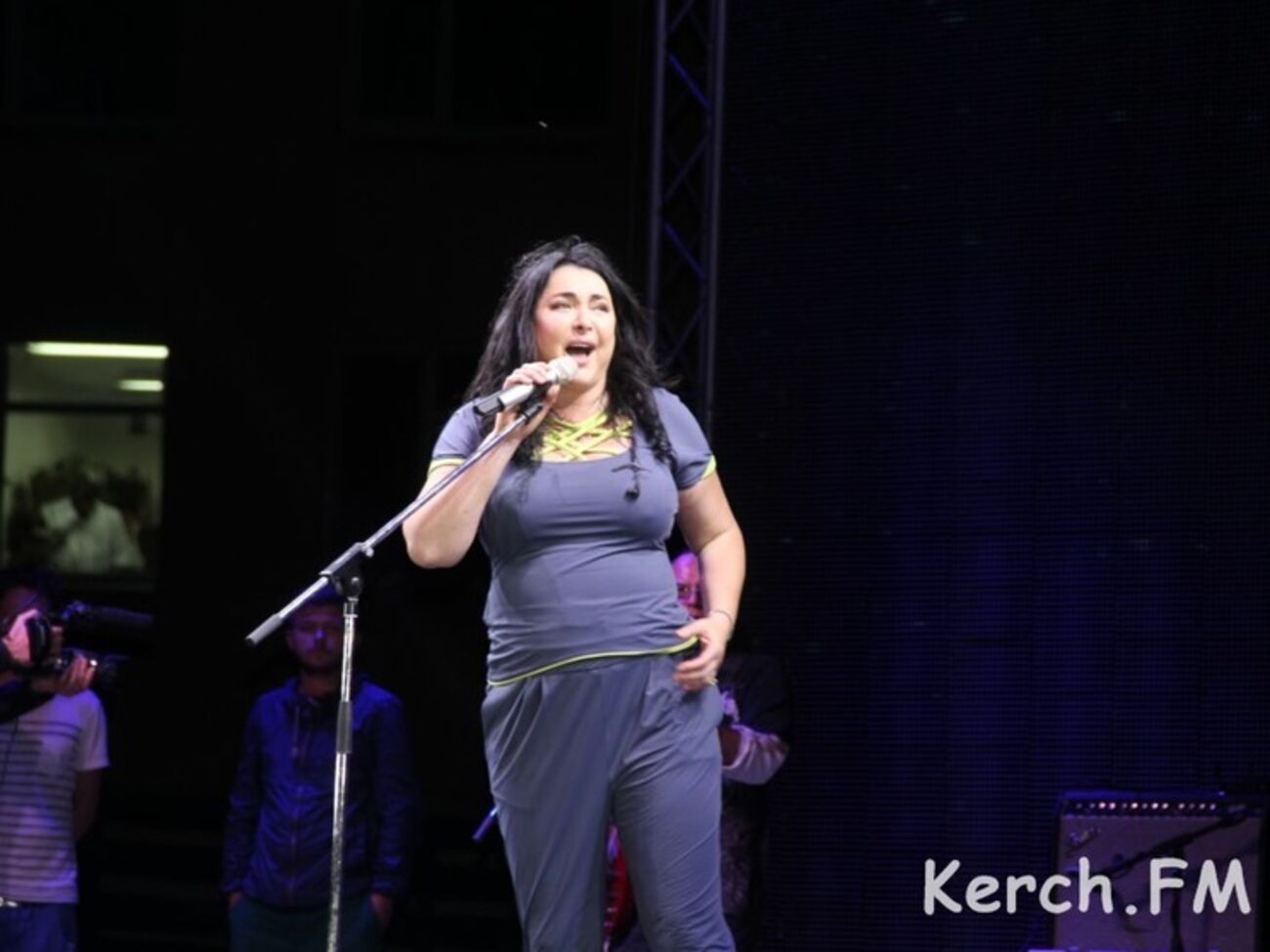 Лолита&nbsp;вышла на сцену босиком и в спортивном костюме