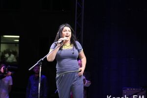 Лолита вышла на сцену босиком и в спортивном костюме