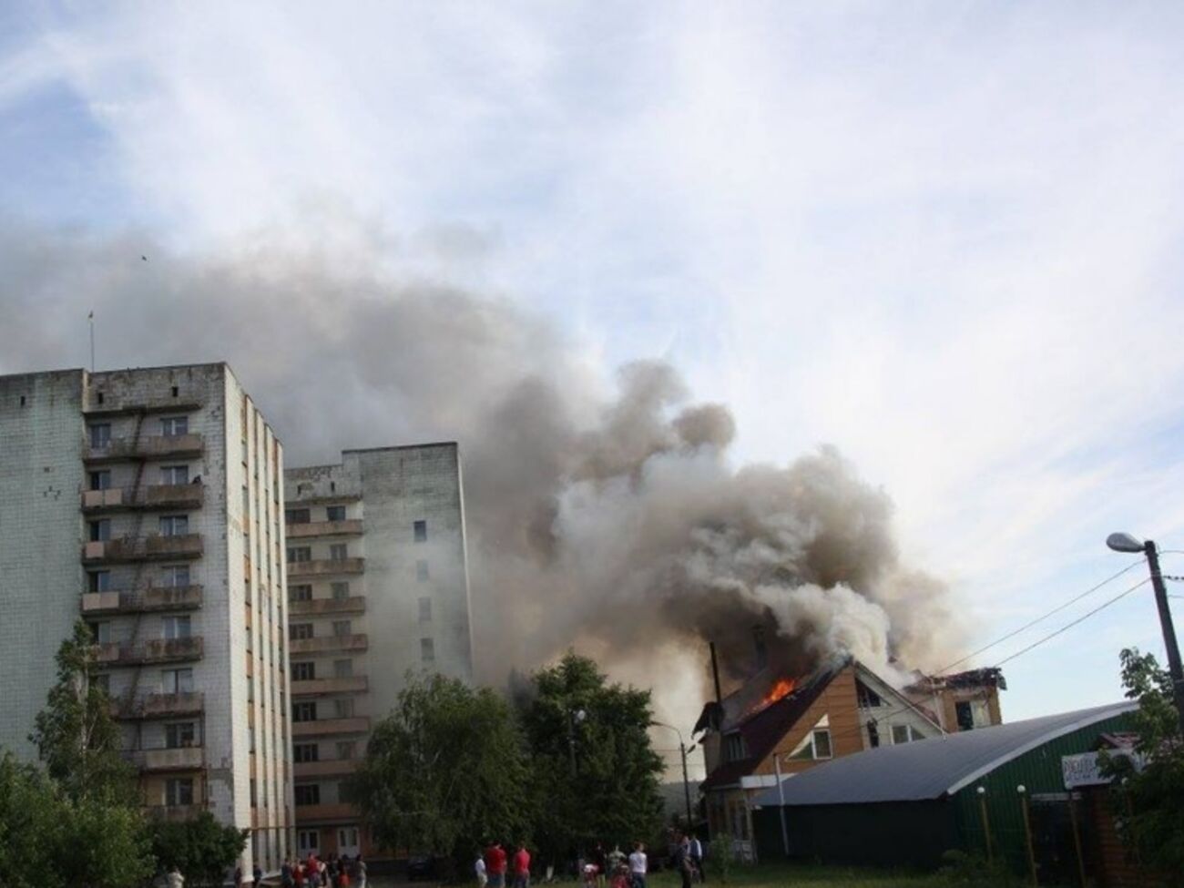 После локализации пожара спасатели продолжили работу