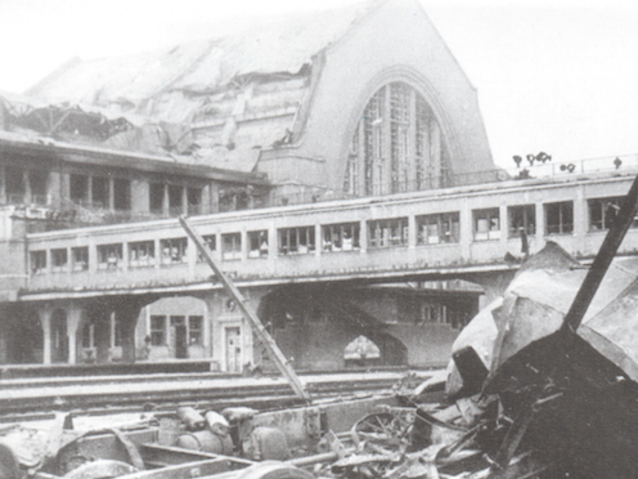 Пострадавшее от бомбардировки здание киевского вокзала, 1941 год