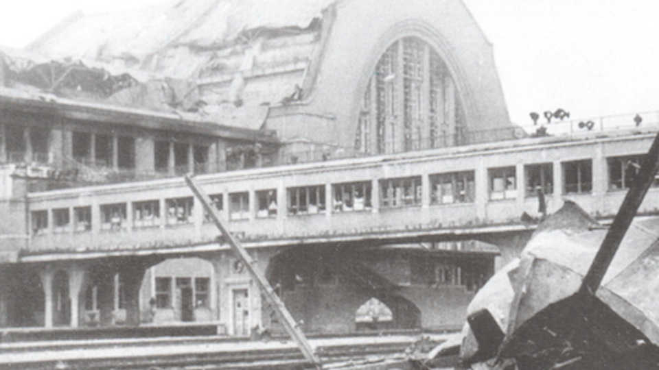 Пострадавшее от бомбардировки здание киевского вокзала, 1941 год