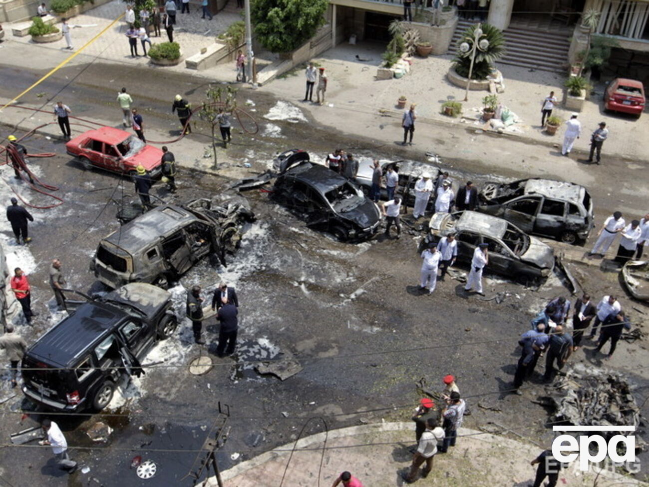 В результате взрыва сгорели несколько автомобилей