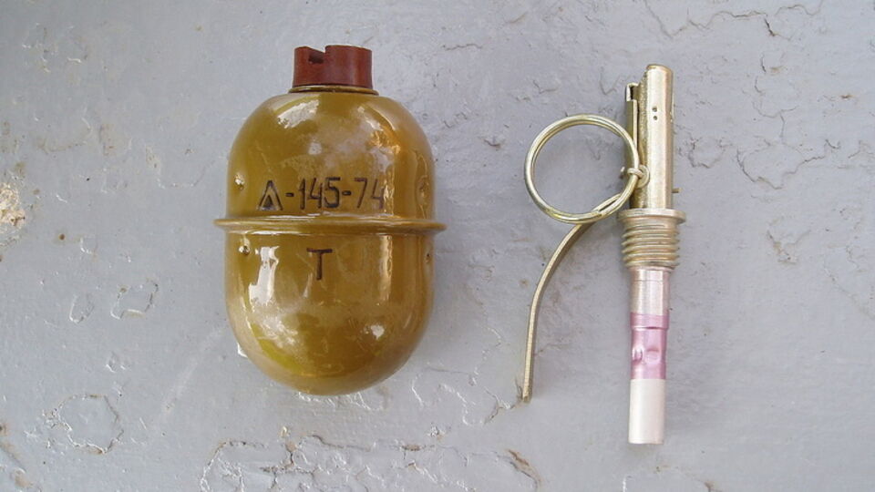 После взрыва на газоне дачного участка была найдена рукоятка запала гранаты