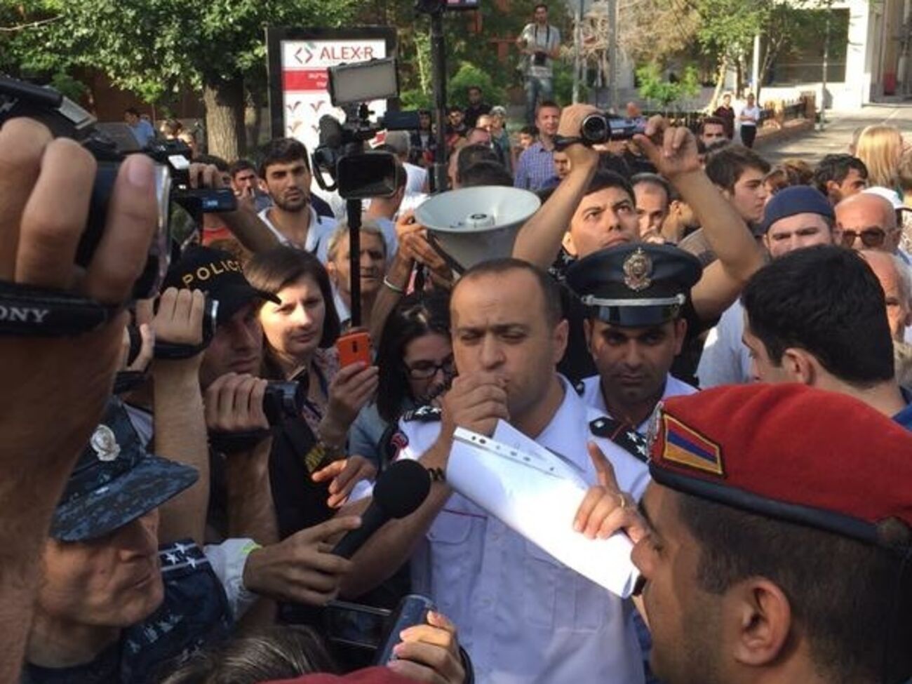 Полицейские заявили о намерение разобрать баррикады митингующих в центре Еревана