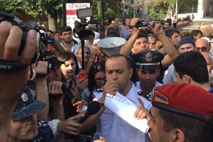 Полицейские заявили о намерение разобрать баррикады митингующих в центре Еревана