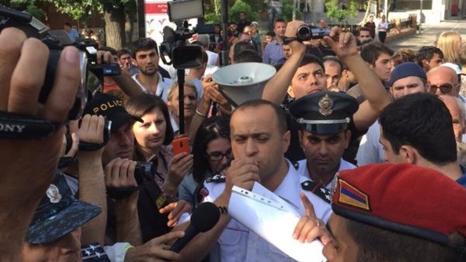 Полицейские заявили о намерение разобрать баррикады митингующих в центре Еревана