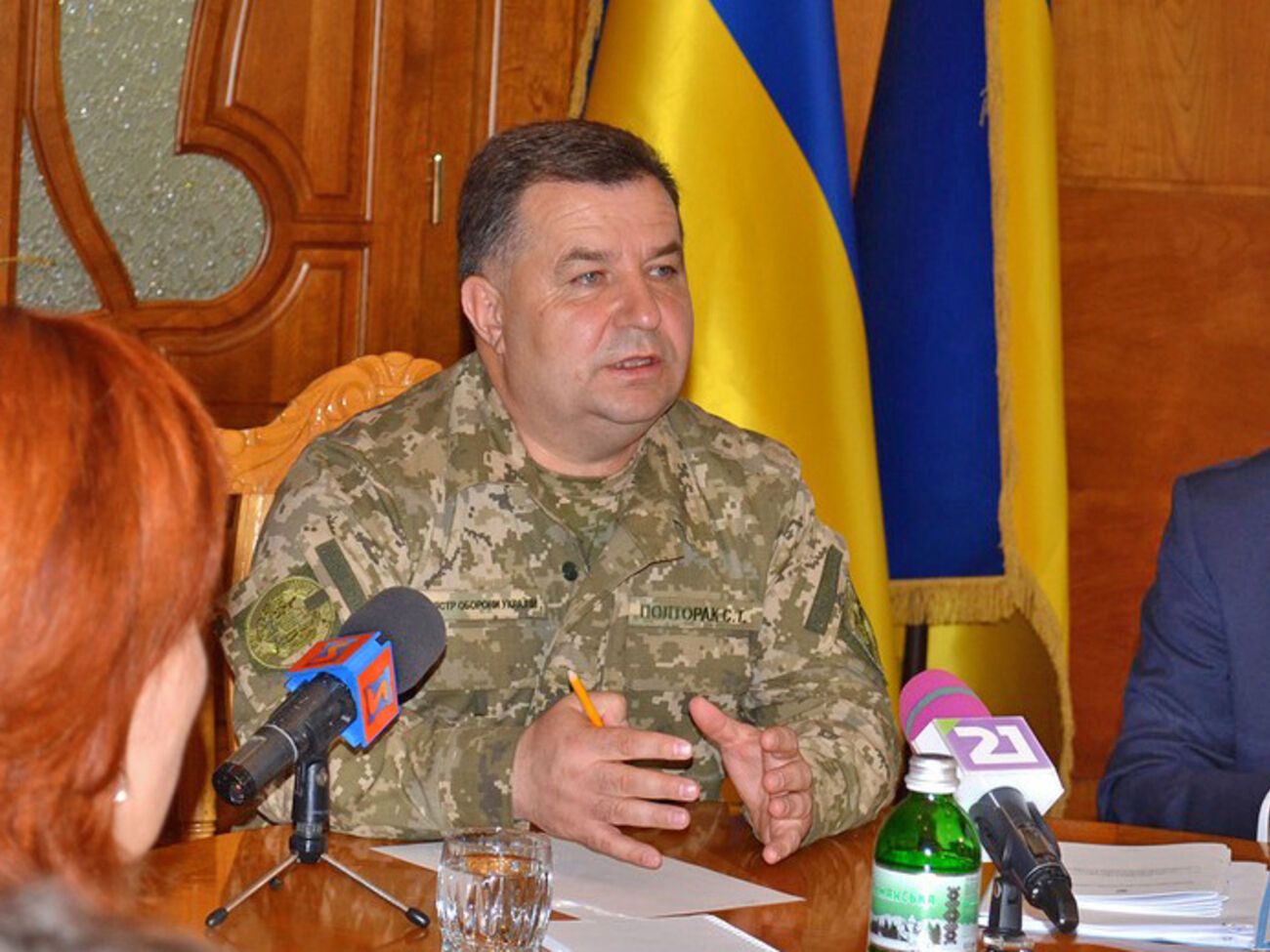 Министр обороны Полторак пообещал семьям погибших решить проблемы с жильем