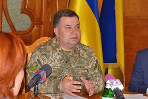 Министр обороны Полторак пообещал семьям погибших решить проблемы с жильем