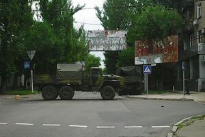 Дорогу рядом с местом аварии перерыл другой "Урал", из-за которого было сложно рассмотреть последствия ДТП