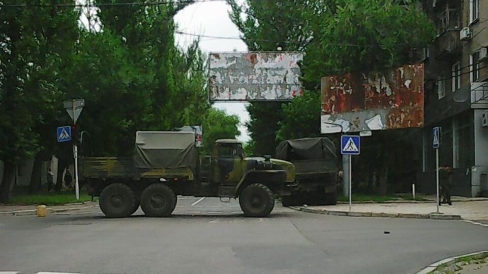 Дорогу рядом с местом аварии перерыл другой "Урал", из-за которого было сложно рассмотреть последствия ДТП