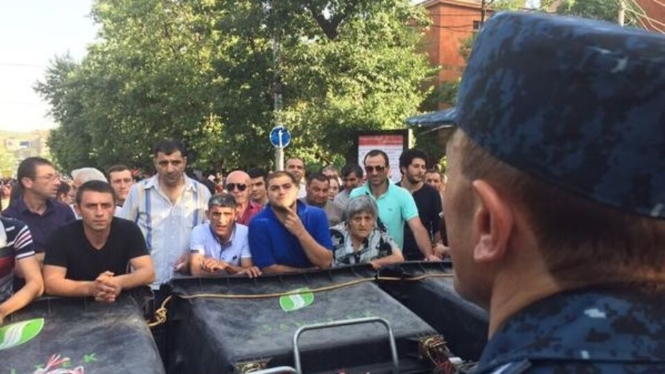 Армянская полиция надеется, что митингующие сами разойдутся по домам