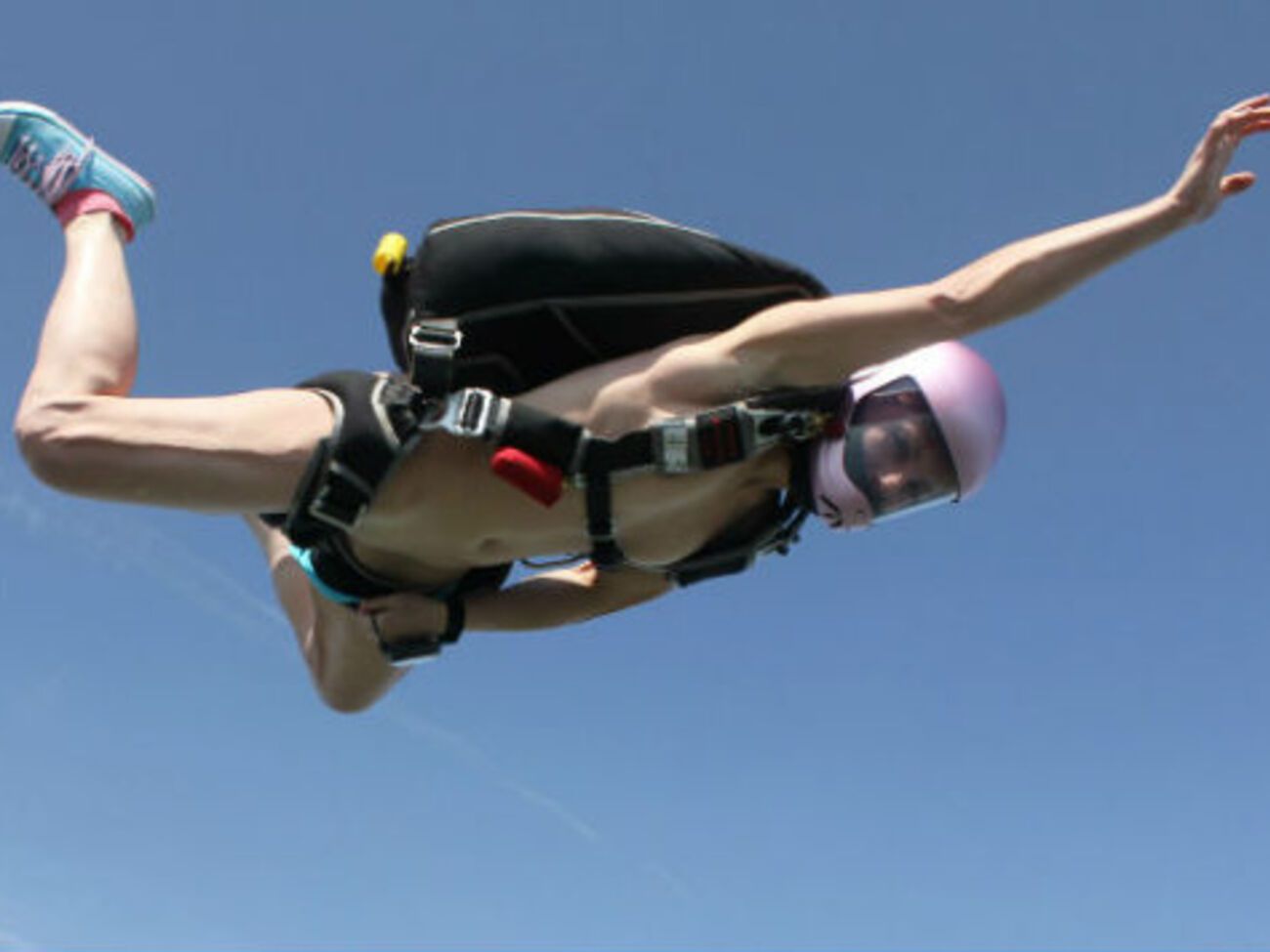 На спортсменке остался только шлем