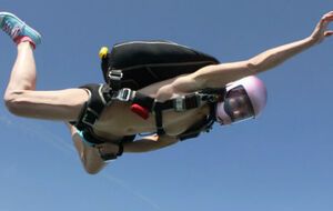 На спортсменке остался только шлем