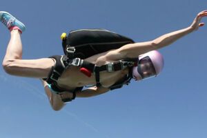 На спортсменке остался только шлем