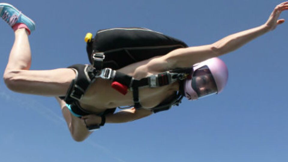 На спортсменке остался только шлем