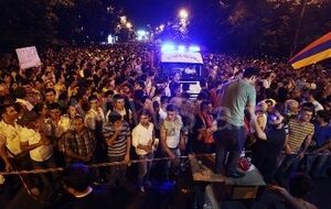 Активисты протестов в Ереване разделились и выдвинули взаимные обвинения