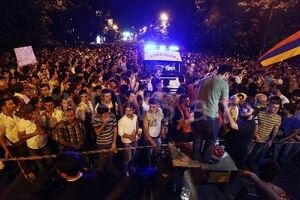 Активисты протестов в Ереване разделились и выдвинули взаимные обвинения