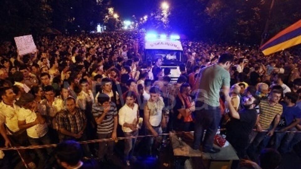 Активисты протестов в Ереване разделились и выдвинули взаимные обвинения