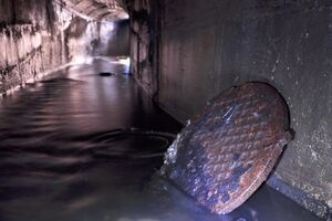 Госслужба по ЧС: В канализационном колодце глубиной три метра нашли тела трех человек