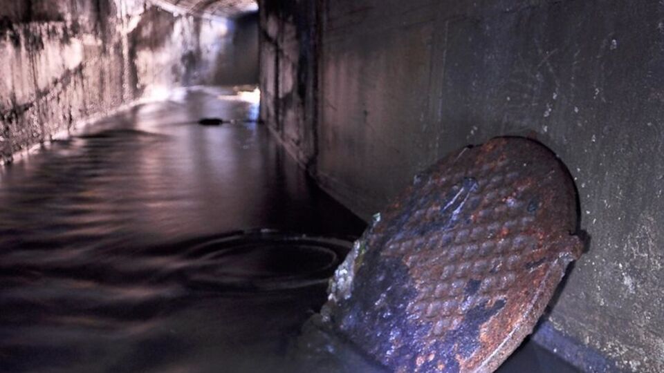 Госслужба по ЧС: В канализационном колодце глубиной три метра нашли тела трех человек