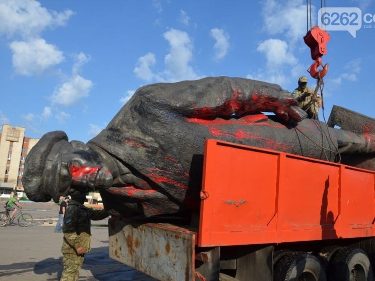 Памятник Ленину погрузили в грузовик
