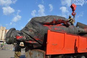 Памятник Ленину погрузили в грузовик