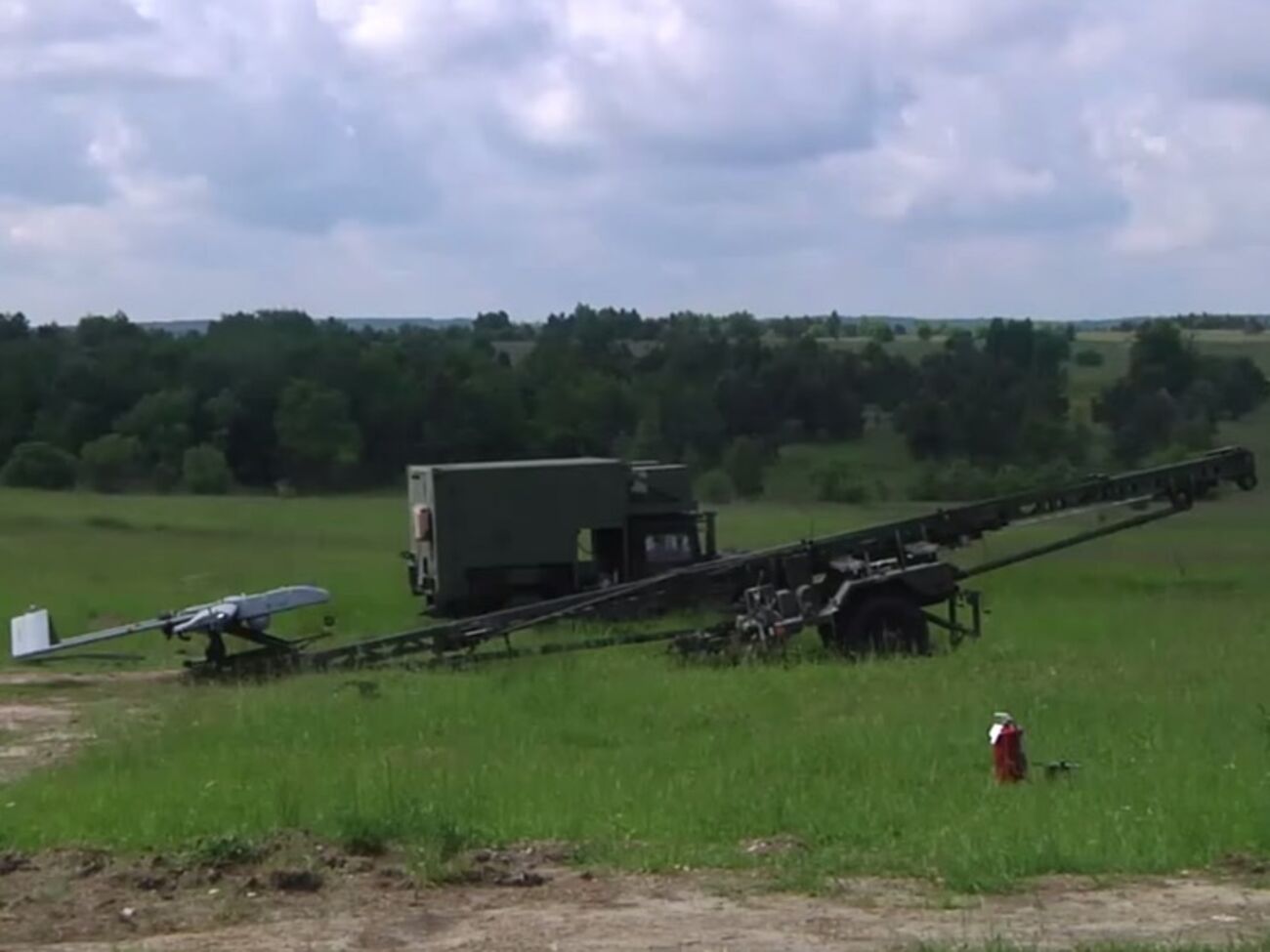 Американские десантники запускают беспилотник на учениях во Львовской области. Видео