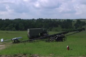 Американские десантники запускают беспилотник на учениях во Львовской области. Видео