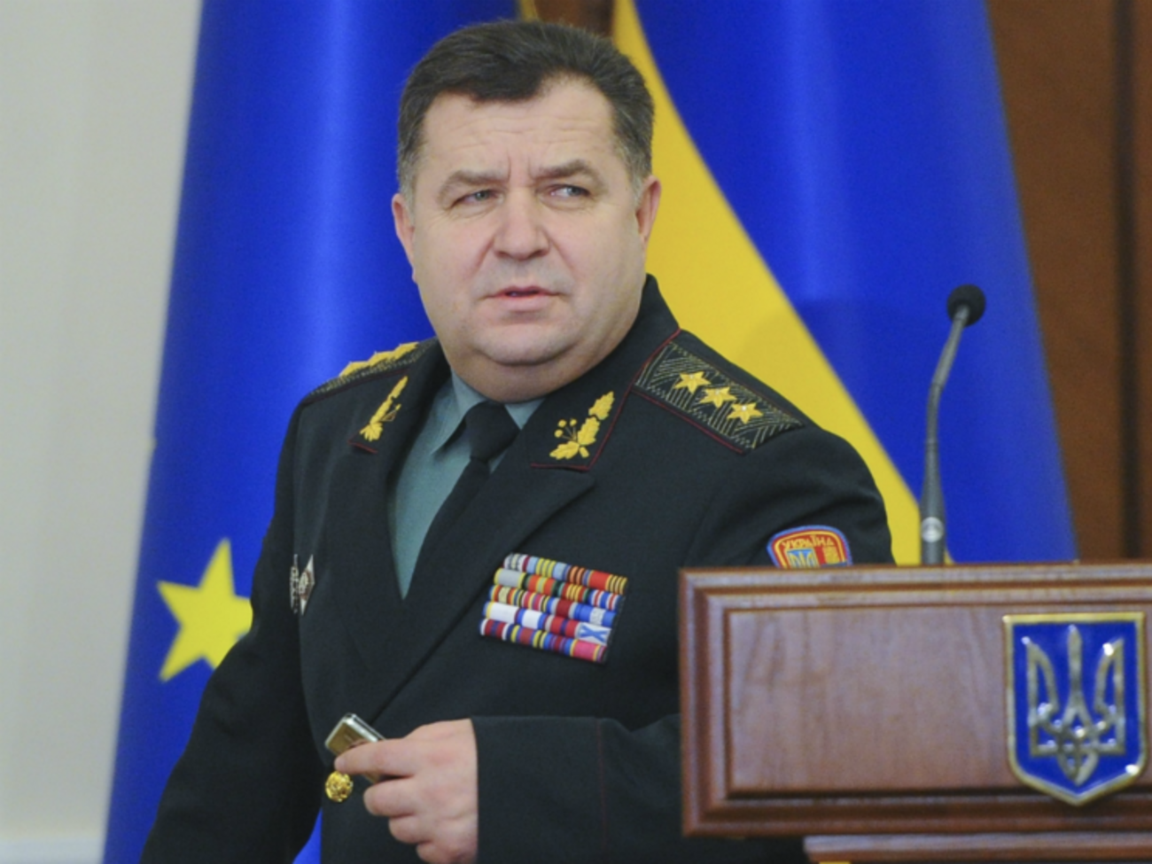 Степан Полторак, по данным журналиста Романа Бочкалы, сообщил об остановке наступления под Марьинкой