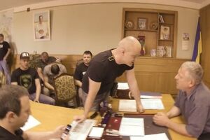 Главу Новомосковской РГА Селихова попытались заставить написать заявление об отставке. Видео