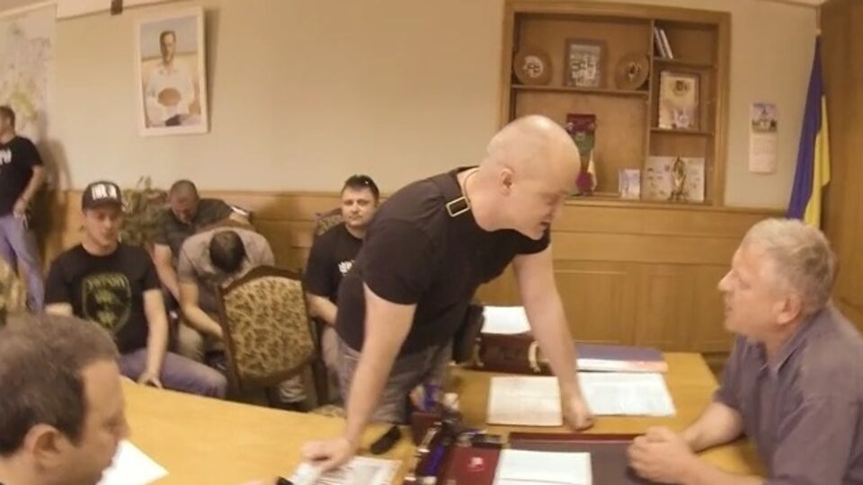 Главу Новомосковской РГА Селихова попытались заставить написать заявление об отставке. Видео