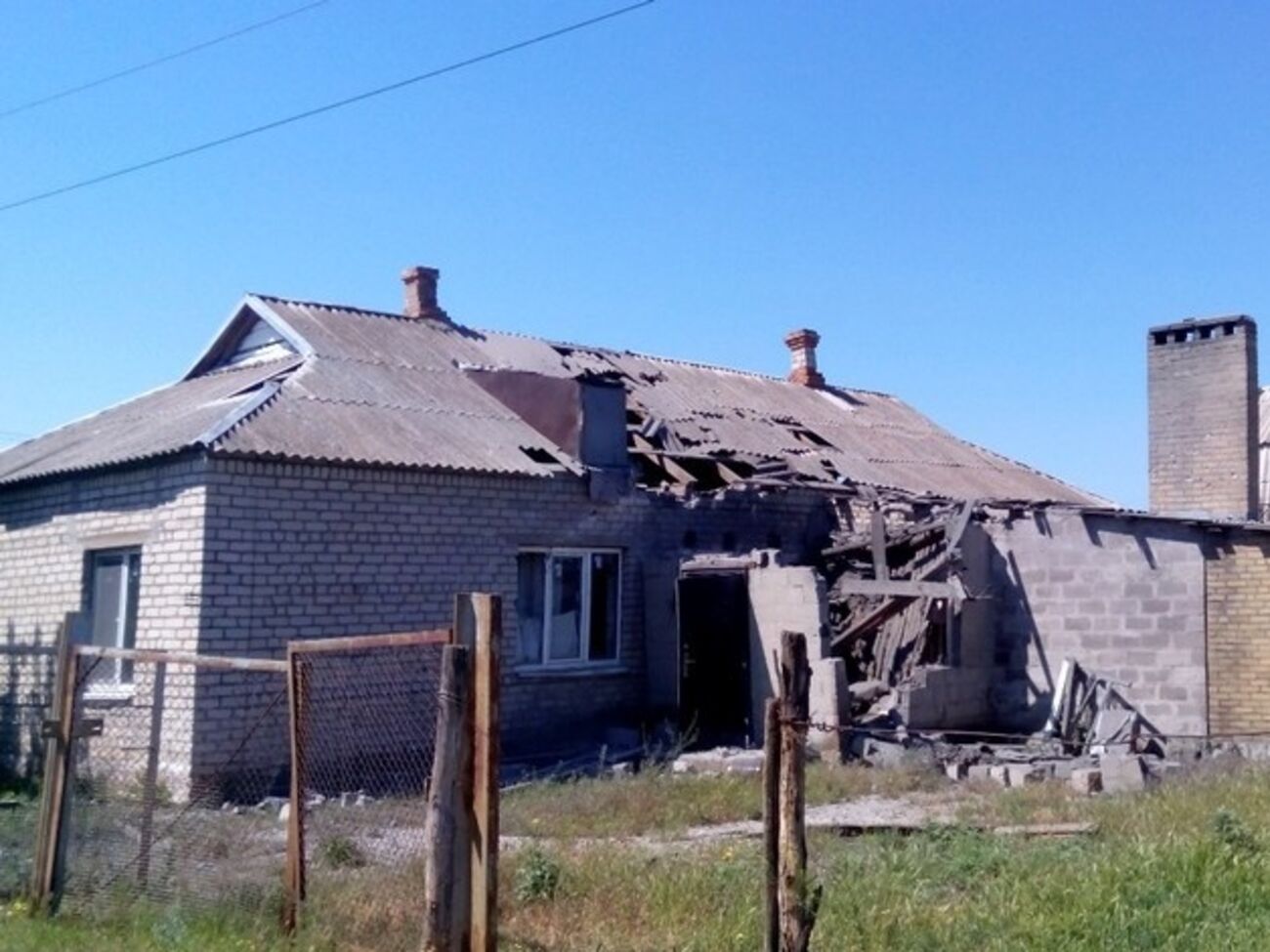 По данным Семенюка, 1 и 2 июня террористы обстреляли артснарядами и минами жилой сектор поселка Бердянское в районе Широкино