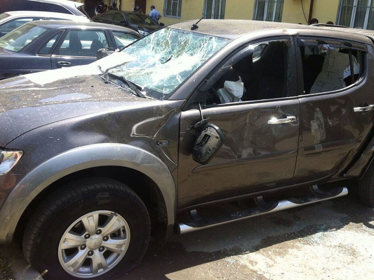 Разбитый автомобиль правозащитников