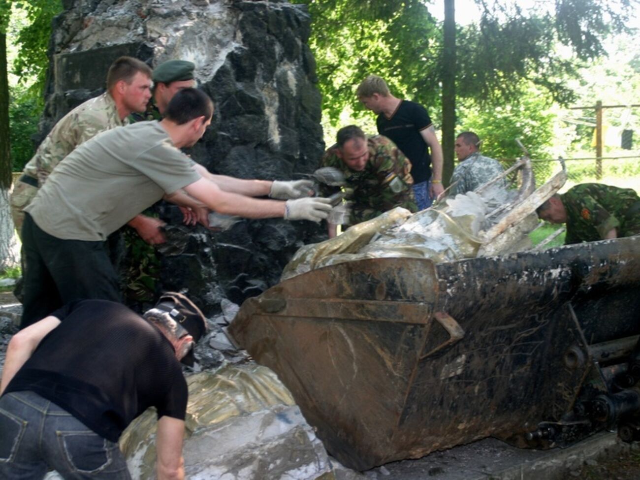 Активисты забросили на шею памятника петлю, отбили бетонные ноги кувалдой и подрезали автогеном металлические опоры