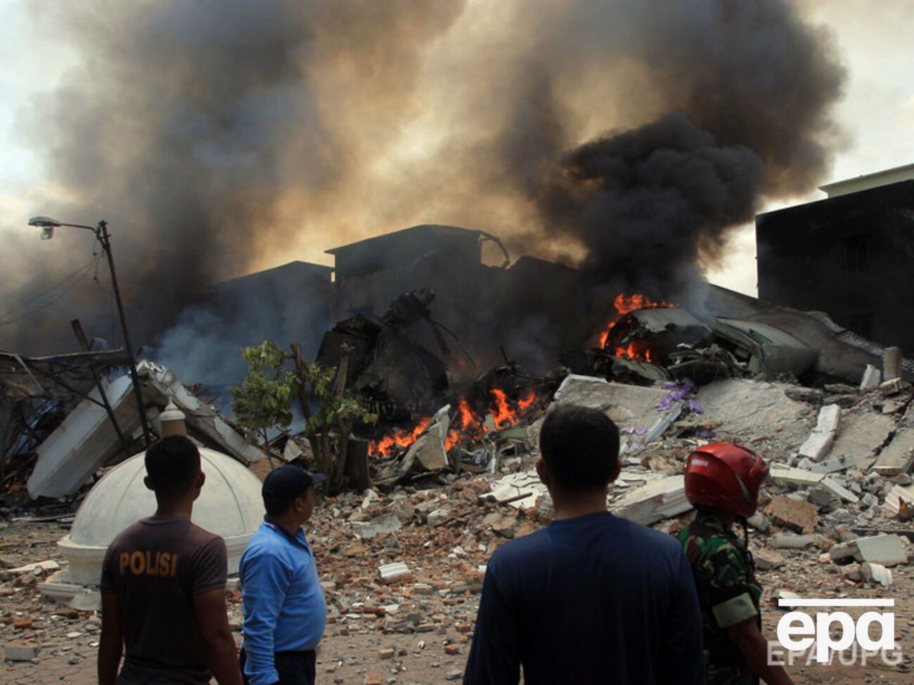 В Индонезии военно-транспортный самолет упал на жилой квартал. Фоторепортаж