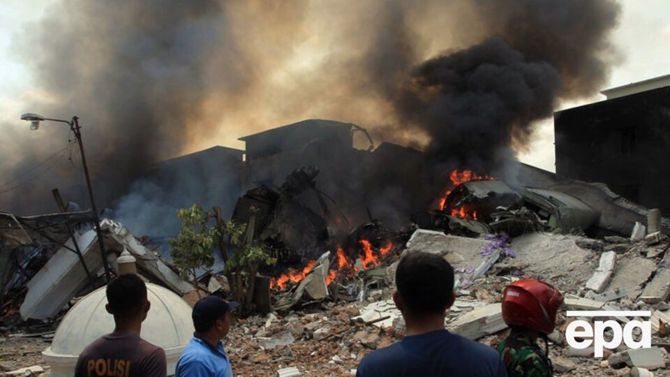 В Индонезии военно-транспортный самолет упал на жилой квартал. Фоторепортаж