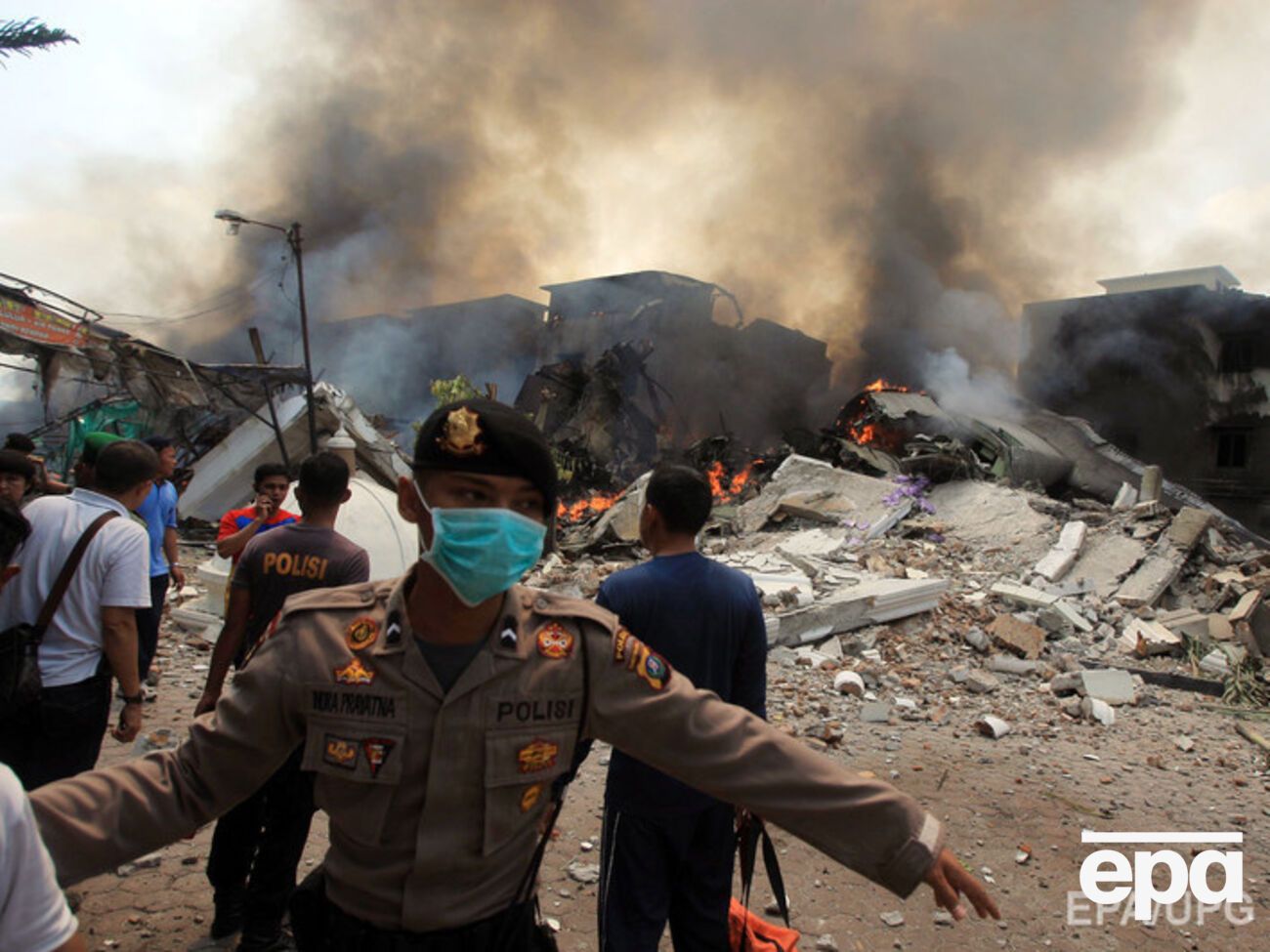 Власти сообщили, что в больницу отправлены пять человек, пострадавших во время авиакатастрофы