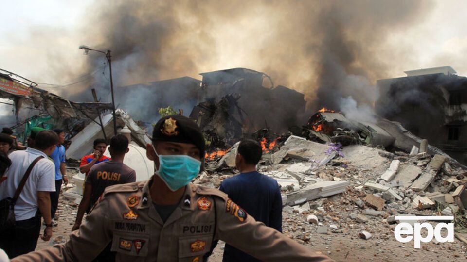 Власти сообщили, что в больницу отправлены пять человек, пострадавших во время авиакатастрофы