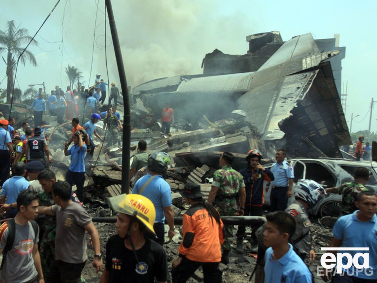 Самолет врезался в отель и упал на жилые дома