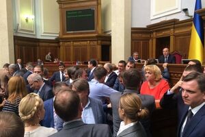 Депутаты заблокировали трибуну