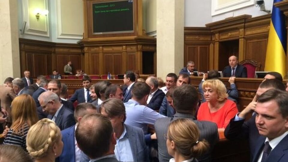 Депутаты заблокировали трибуну