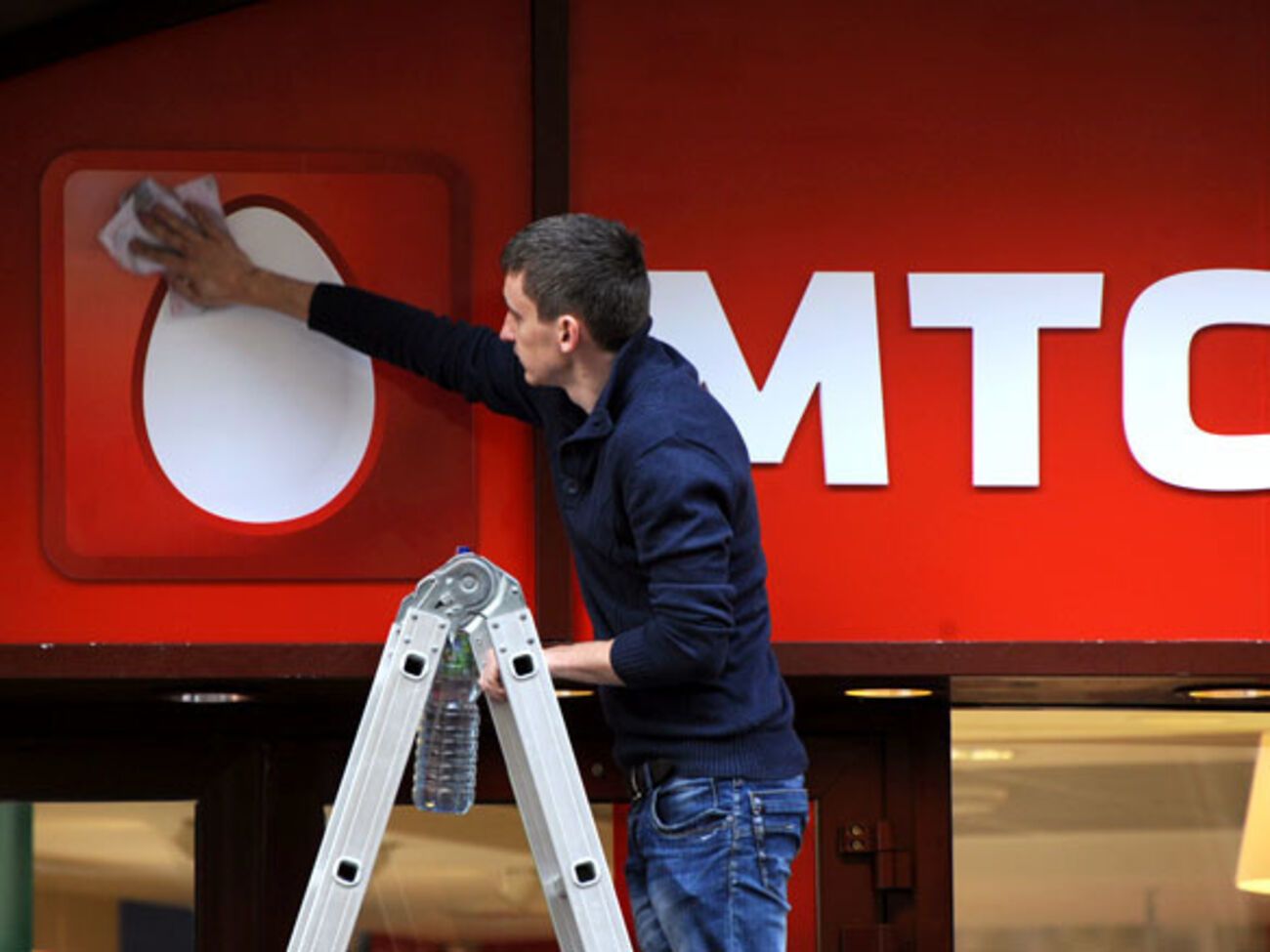 Российский МТС и "Вымпелком" подозревают в даче взятки