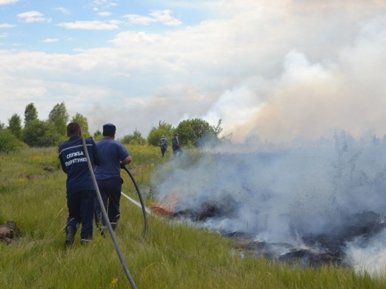 В "Чернобыльской пуще" второй день горит около 130 га сухой травы. Фоторепортаж