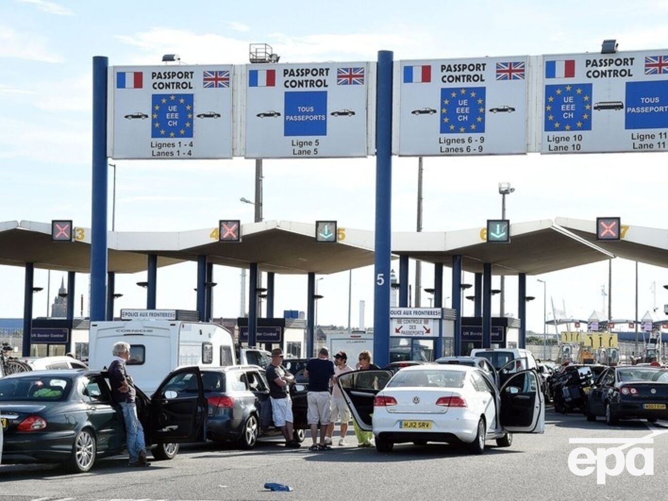 Во Франции из-за забастовки моряков заблокировано движение транспорта в тоннеле под Ла-Маншем. Фоторепортаж