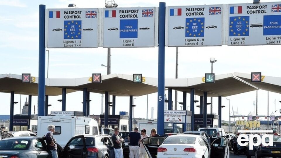 Во Франции из-за забастовки моряков заблокировано движение транспорта в тоннеле под Ла-Маншем. Фоторепортаж